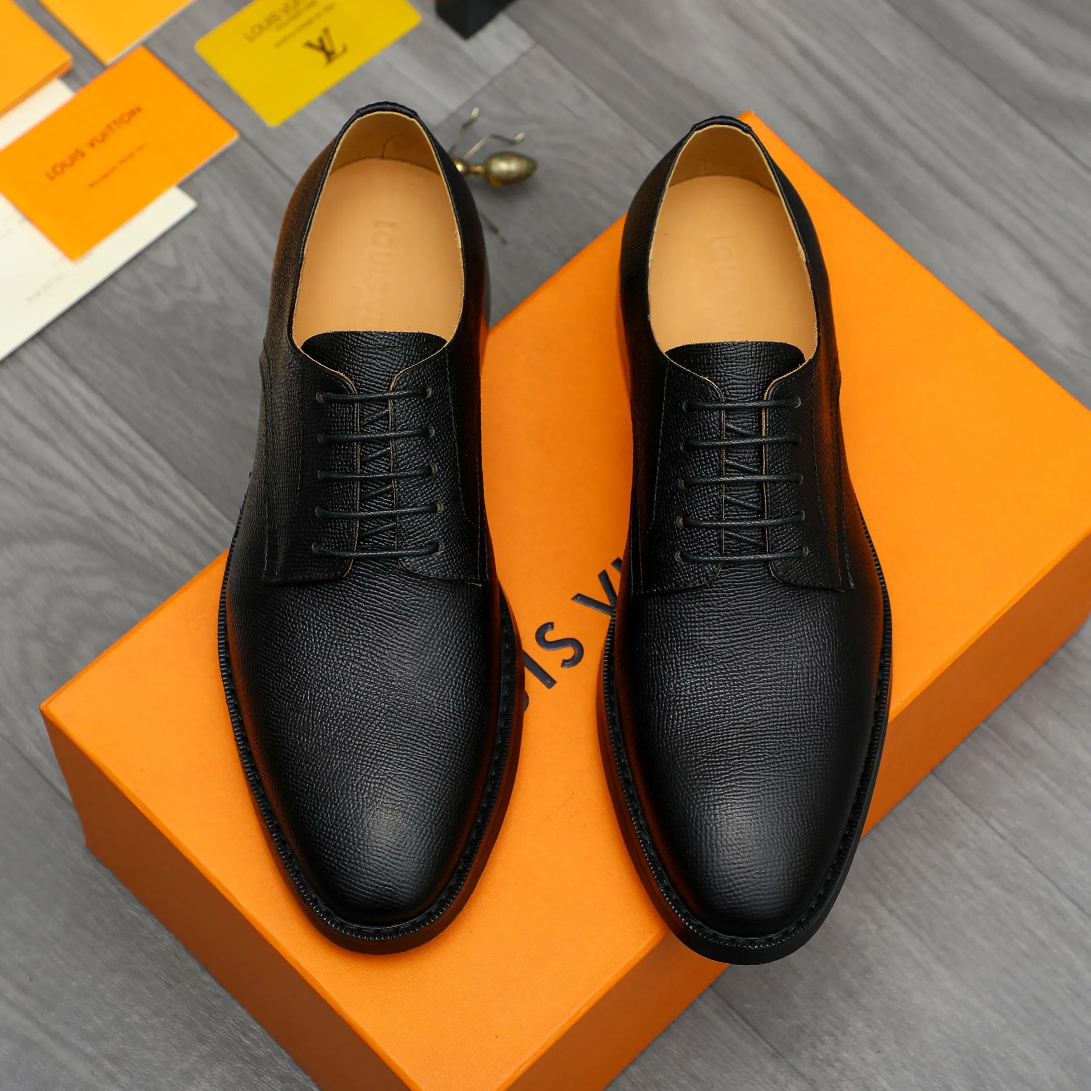 Men's shoes 💰500 Product trademark: LV "Louis Vuitton" business formal leather shoes Regular size: 39-45 (.45 customization is non-returnable) Product materials: Selected pebbled cowhide upper, cowhide lining, original rubber outsole